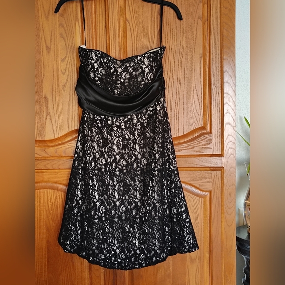 White House Black Market Strapless Dress with Black Lace - Picture 4 of 7